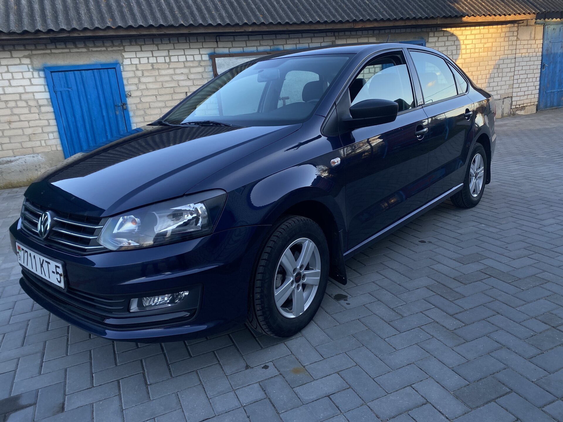 Volkswagen Polo Sedan (2015) , 77000 тыс. км, седан, 1600 см3,  механическая, бензин, передний привод, купить в кредит в Минске